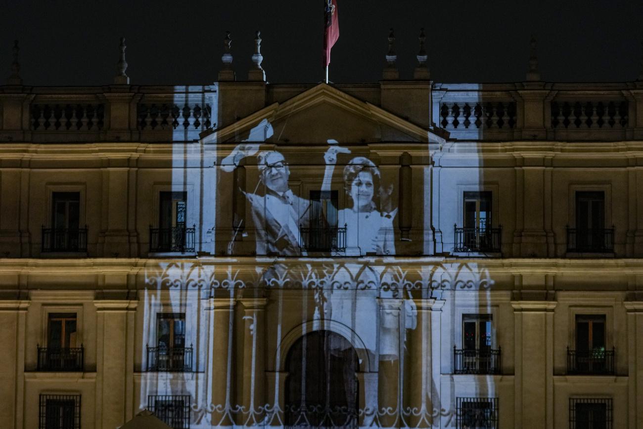 Une image de Salvador Allende et de son épouse Hortencia a été projetée ce week-end sur la façade du palais présidentiel à Santiago. [Keystone - AP Photo/Esteban Felix]