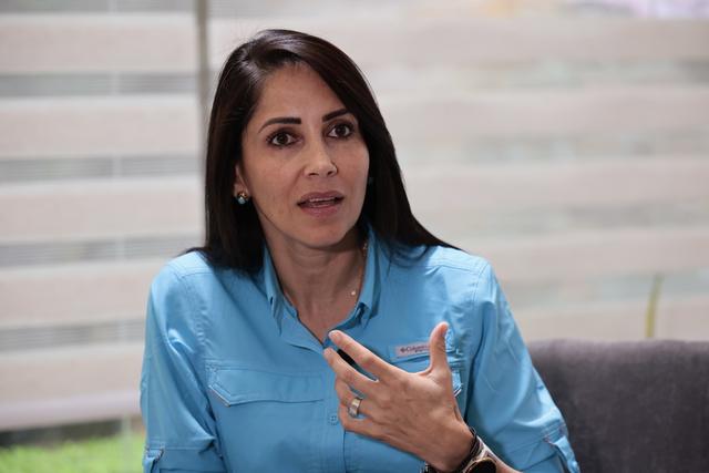 Luisa Gonzalez a affirmé lors d'une interview avec l'agence mexicaine EFE que Rafael Correa continuait d'être le leader de son parti Révolution citoyenne et qu'il serait son conseiller principal pour gagner la bataille électorale. [Keystone - Jose Mendez/EPA]