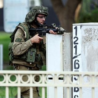 Un soldat israélien photographié dans la ville de Sderot, dans le sud du pays, le 11 octobre 2023. [reuters - Violeta Santos Moura]