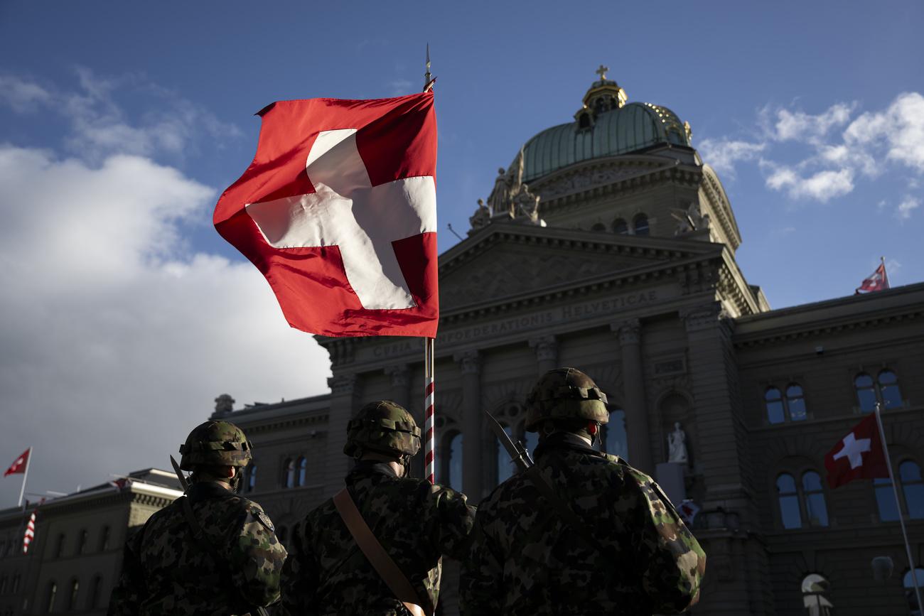 Des soldats de l'armée suisse devant le Palais fédéral, en novembre 2023. [Keystone - Anthony Anex]