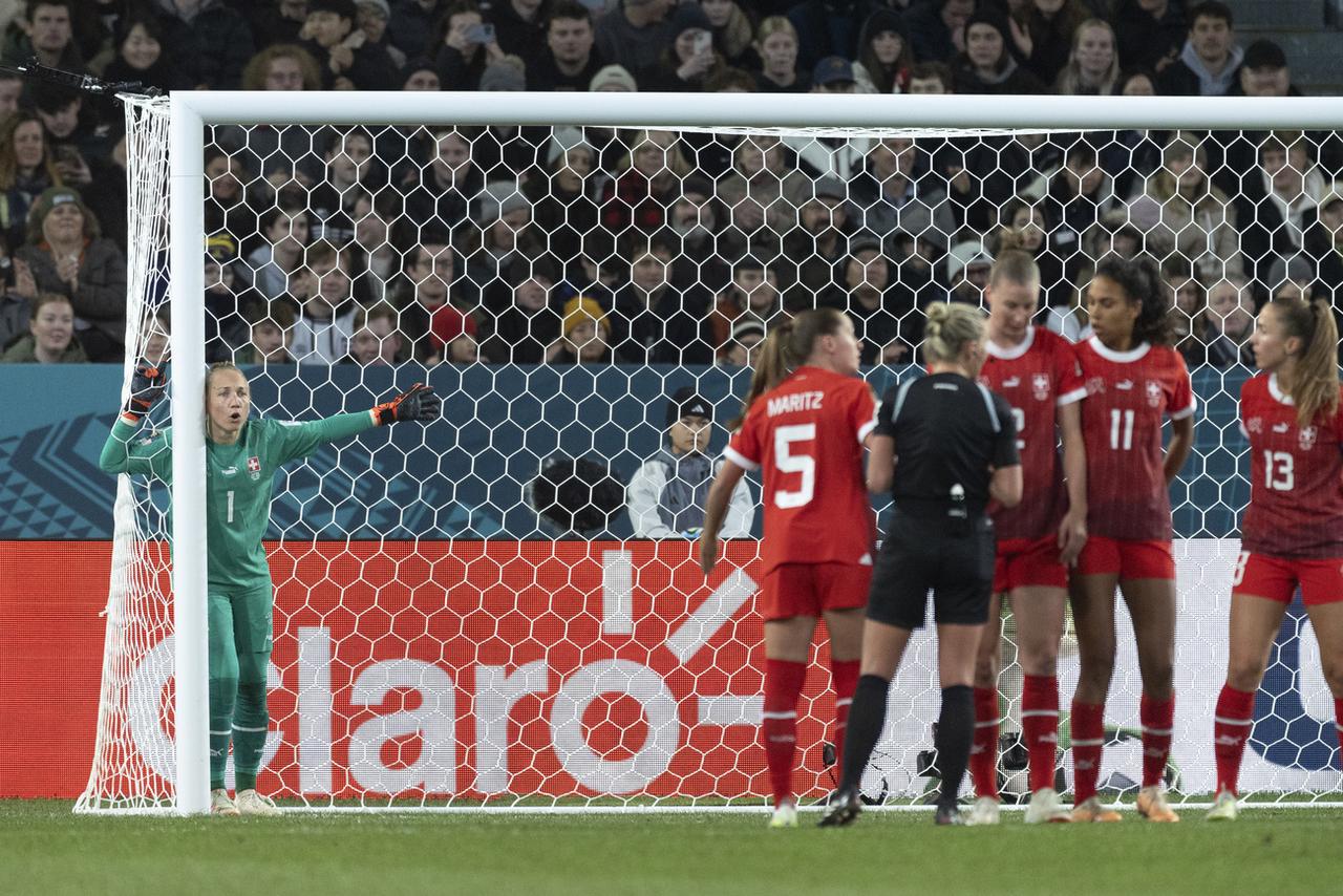 Gaelle Thalmann place son mur avant un coup franc néo-zélandais. [KEYSTONE - Michael Buholzer]