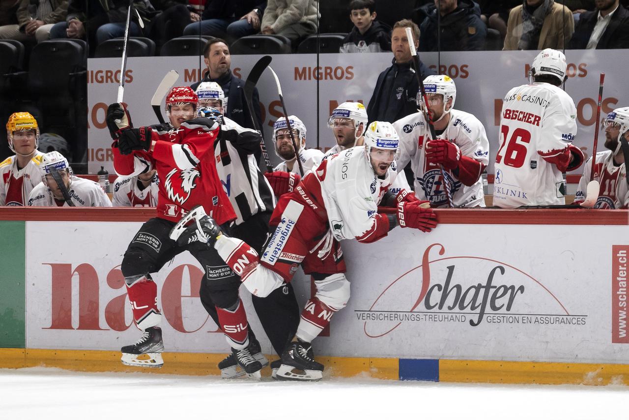 Martin Frk (en blanc) était en plein déséquilibre lorsqu'il a touché Lawrence Pilut au visage avec son patin. [Cyril Zingaro]