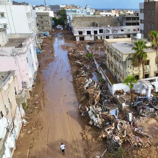 L'eau et la boue ont envahi les rues de la cité de Derna, sur la côte méditerranéenne. [Keystone - Jamal Alkomaty/AP Photo]