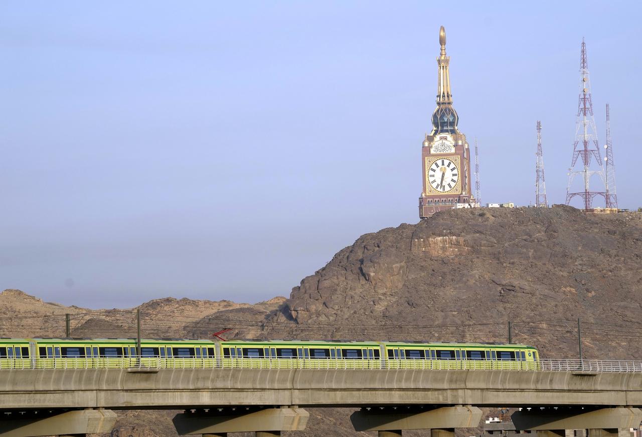 Le métro passe devant l'horloge de la Mecque, en Arabie saoudite, le 9 juillet 2022. [AP/keystone - Amr Nabil]