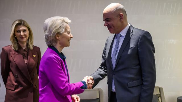 De gauche à droite, la Première dame d'Ukraine Olena Zelenska, la présidente de la commission européenne Ursula von der Leyen et le président de la Confédération Alain Berset mardi 17 janvier à l'ouverture du Forum de Davos. [Keystone - Laurent Gillieron]