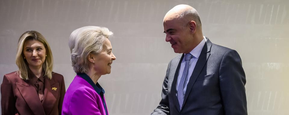 De gauche à droite, la Première dame d'Ukraine Olena Zelenska, la présidente de la commission européenne Ursula von der Leyen et le président de la Confédération Alain Berset mardi 17 janvier à l'ouverture du Forum de Davos. [Keystone - Laurent Gillieron]