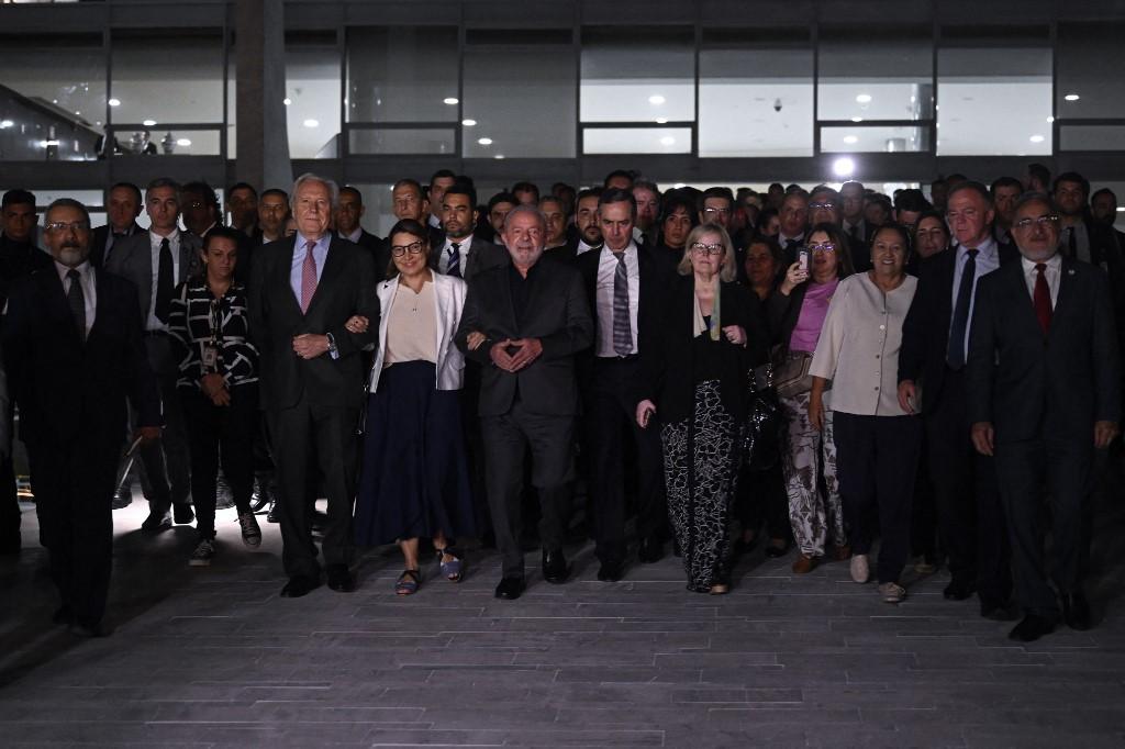 Le président brésilien Lula fait front commun avec les ministres et gouverneurs brésiliens au lendemain de l'attaque contre trois lieux de pouvoir à Brasilia. [Anadolu Agency via AFP - Mateus Bonomi]