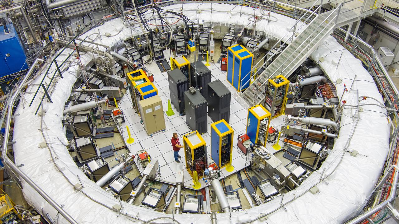 Le projet Muon g-2 (prononcé "G moins deux") utilise les puissants accélérateurs du Fermilab pour explorer les interactions de particules à courte durée de vie appelées muons avec un champ magnétique puissant dans l'espace "vide". Les scientifiques savent que même dans le vide, l'espace n'est jamais vide mais rempli d'une mer invisible de particules virtuelles qui, conformément aux lois de la physique quantique, entrent et sortent de l'existence pendant des instants incroyablement courts. La présence et la nature de ces particules virtuelles peuvent être testées à l'aide de faisceaux de particules se déplaçant dans un champ magnétique. [US dpt of Energy - Fermilab]