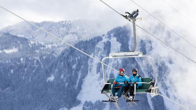 Des personnes sur un téléski dans la station vaudoise de Leysin. [keystone - Cyril Zingaro]