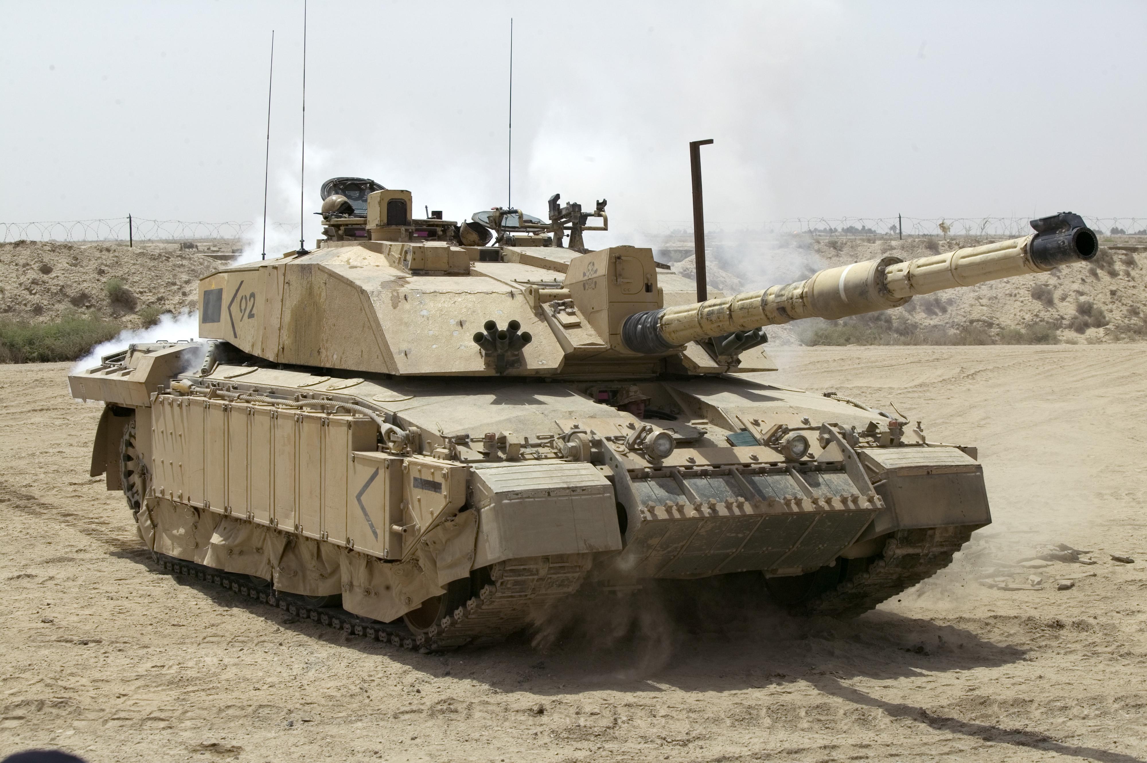 Un tank britannique Challenger 2 durant l'Opération Telic lors de l'nvasion de l'Irak par les États-Unis en 2003. [OGL v1.0 - Graeme Main/MOD]