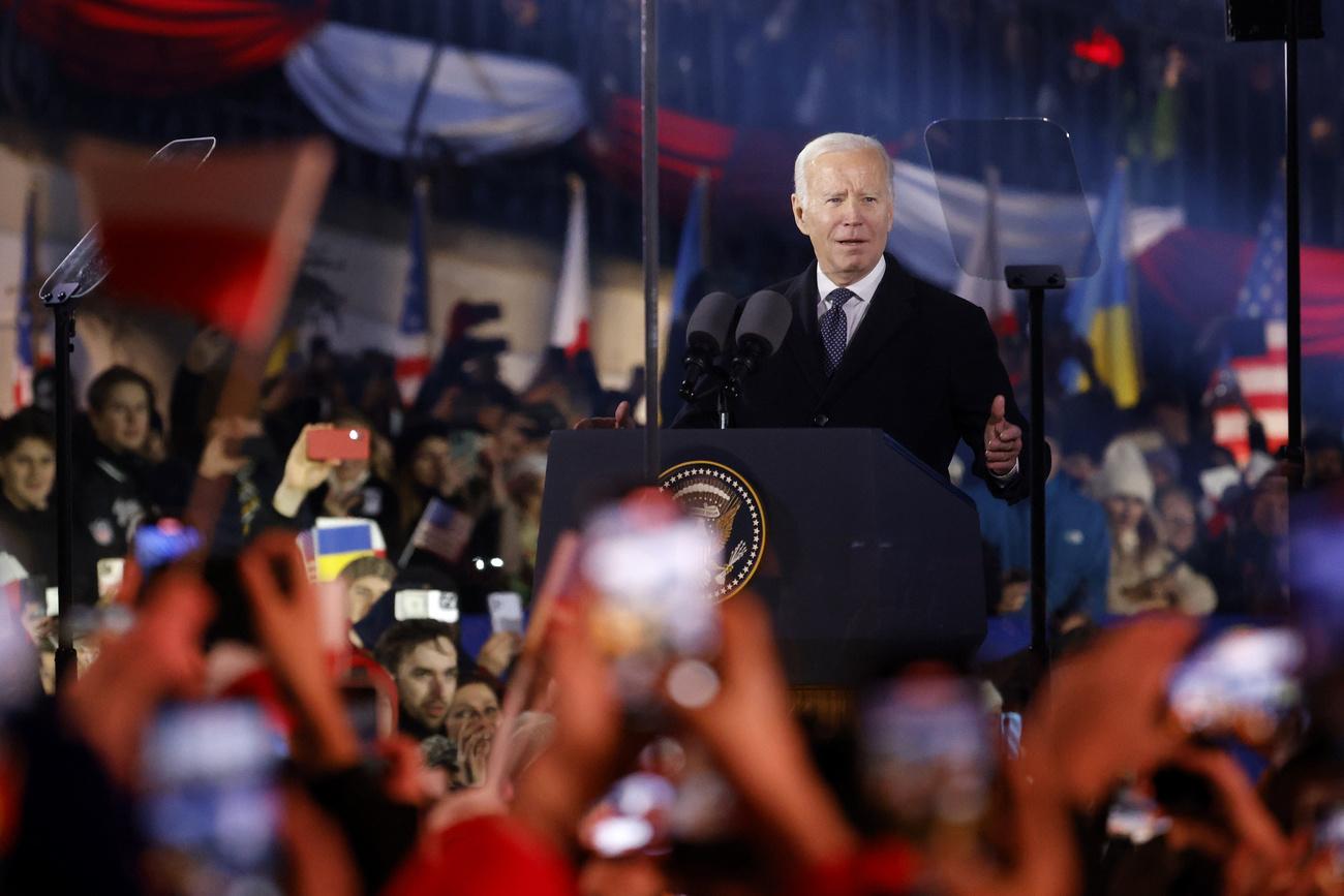 Joe Biden au milieu de la foule à Varsovie, le 21 février 2023. [Keystone - Michal Dyjuk]