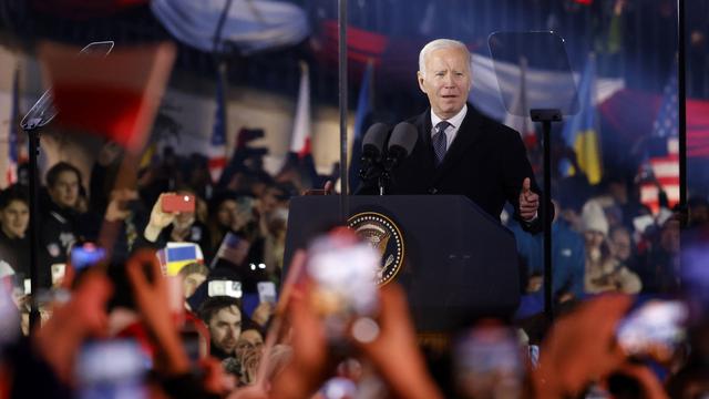 Joe Biden au milieu de la foule à Varsovie, le 21 février 2023. [Keystone - Michal Dyjuk]