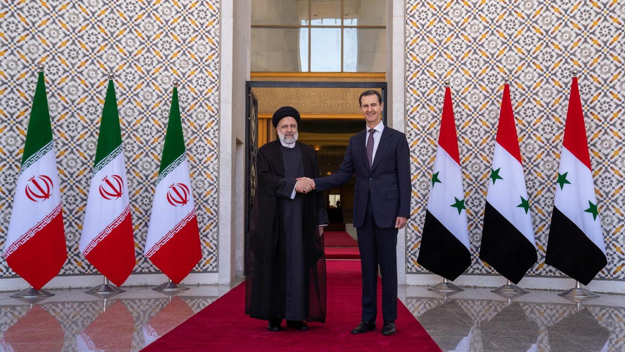 Ebrahim Raïssi et Bachar al-Assad lors de leur rencontre à Damas. [Keystone - EPA/Sana]