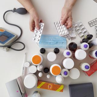 Une femme montre tous les médicaments qu'elle utilise (image d'illustration). [Depositphotos - ferenika88]