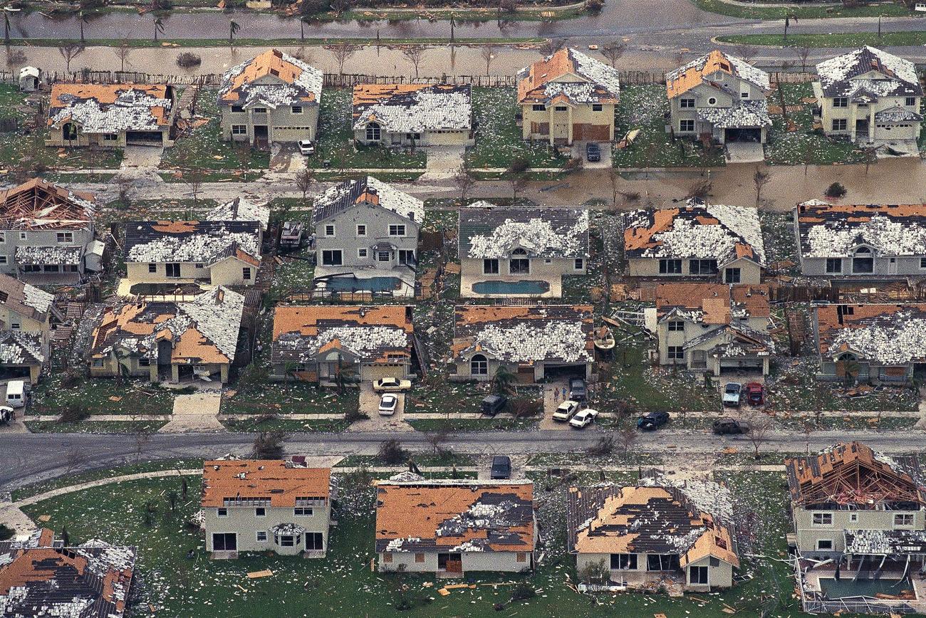 Un quartier de maisons endommagées après le passage de l'ouragan Andrew en 1992 en Floride. [Keystone - Mark Foley/AP Photo]
