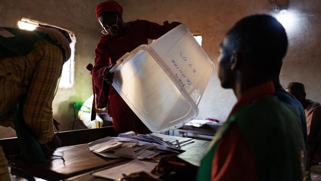 Le Mali a approuvé avec 97% des voix le projet de nouvelle Constitution. [AFP - OUSMANE MAKAVELI]