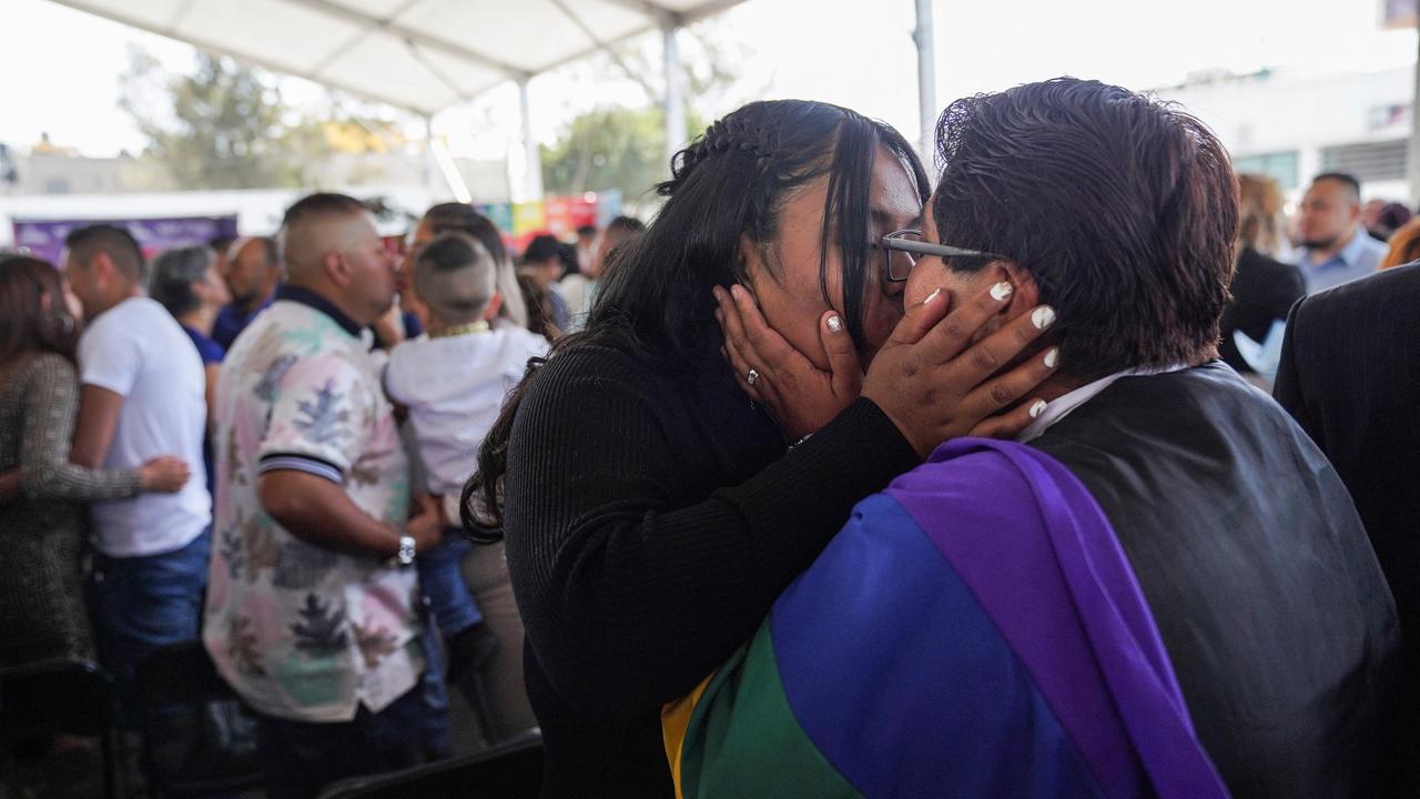 Tania et Marta ont profité de cette cérémonie collective pour s'unir puisque le mariage pour tous a été légalisé au Mexique en octobre dernier. [Toya Sarno Jordan]