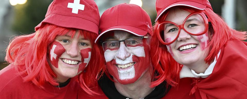 Des supporters suisses maquillés et portant des t-shirts à croix blanche lors de la Coupe du monde de foot féminin à Dunedin, en Nouvelle-Zélande. [AP Photo/Keystone - Andrew Cornaga]