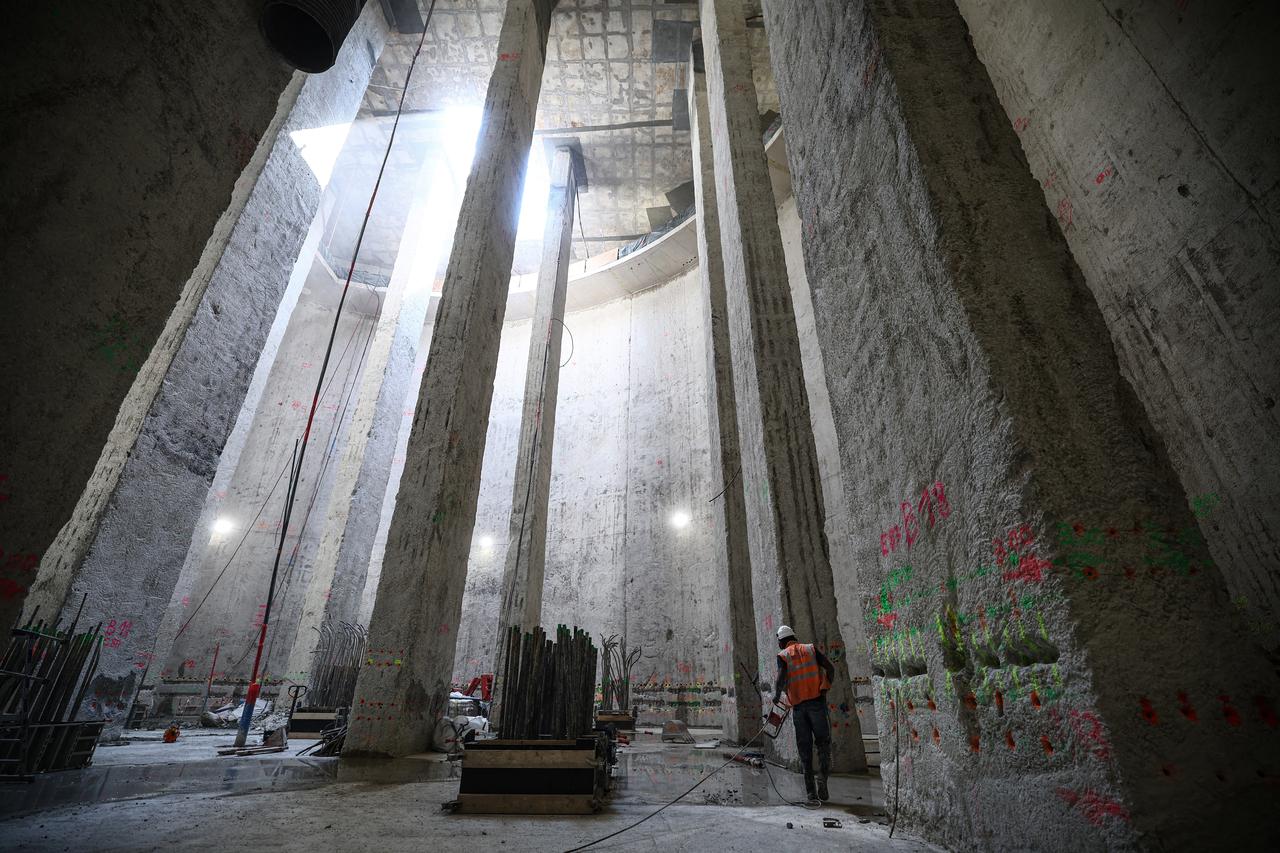 Pour assainir la Seine, plusieurs ouvrages sont en cours de réalisation. C'est le cas du bassin de stockage des eaux pluviales d'Austerlitz, d'une capacité d'environ 50'000 m3, qui doit être mis en service en 2024. [AFP - ANNE-CHRISTINE POUJOULAT]