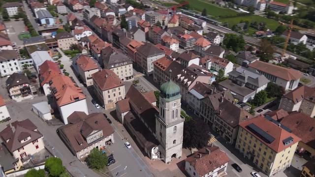 Survol de la cité horlogère de Saint-Imier, une ville à la campagne dans le Jura bernois