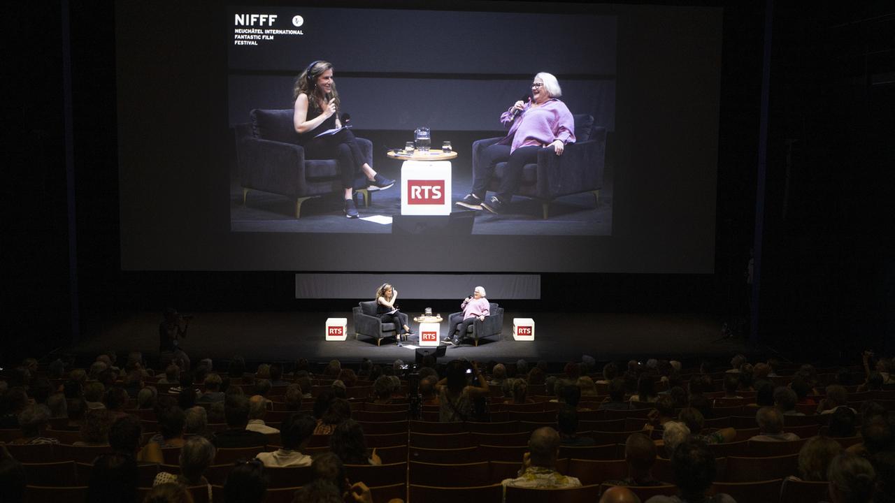 Josiane Balasko (sur la scène à droite) présidait le jury de la 22e édition du NIFFF. [Keystone - Peter Schneider]
