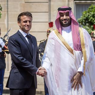 Le président Emmanuel Macron a accueilli vendredi à l'Elysée, le prince héritier d'Arabie saoudite, Mohammed ben Salmane. [Keystone - EPA/Christophe Petit Tesson]