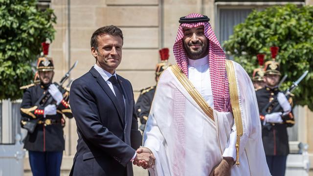 Le président Emmanuel Macron a accueilli vendredi à l'Elysée, le prince héritier d'Arabie saoudite, Mohammed ben Salmane. [Keystone - EPA/Christophe Petit Tesson]