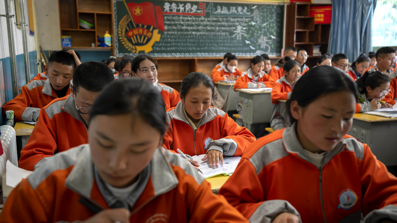 Elèves tibétains dans une école gouvernementale chinoise à Lhassa en juin 2021. [AP/Keystone - Mark Schiefelbein]