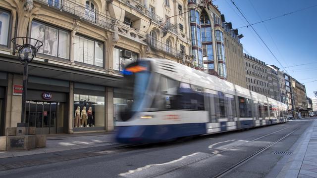 A Genève, l'extension de la ligne 15 du tram entre la zone industrielle de Plan-les-Ouates (ZIPLO) et la gare de Saint-Julien-en-Genevois (F) est en bonne voie. [KEYSTONE - Martial Trezzini]