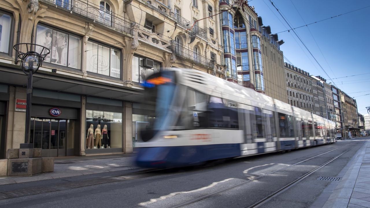 A Genève, l'extension de la ligne 15 du tram entre la zone industrielle de Plan-les-Ouates (ZIPLO) et la gare de Saint-Julien-en-Genevois (F) est en bonne voie. [KEYSTONE - Martial Trezzini]