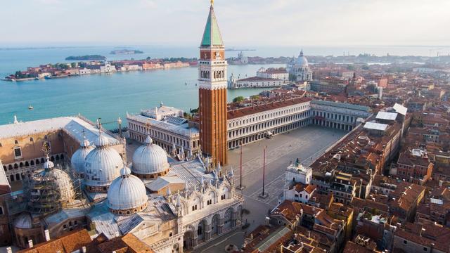 Vue aérienne de la place Saint-Marc à Venise, dans le nord de l'Italie, le 28 avril 2020,  lors de la pandémie de coronavirus (COVID-19). [Keystone - EPA/FABIO MUZZI]