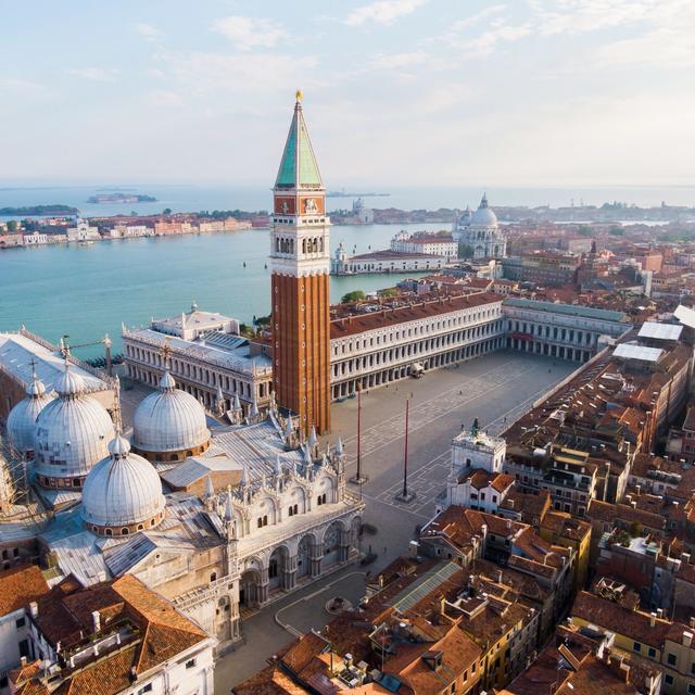 Vue aérienne de la place Saint-Marc à Venise, dans le nord de l'Italie, le 28 avril 2020,  lors de la pandémie de coronavirus (COVID-19). [Keystone - EPA/FABIO MUZZI]