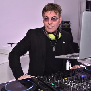 L'ex-bassiste des Smiths Andy Rourke joue le DJ à New York, le 25 octobre 2014 [Getty Images via AFP - Mike Coppola]