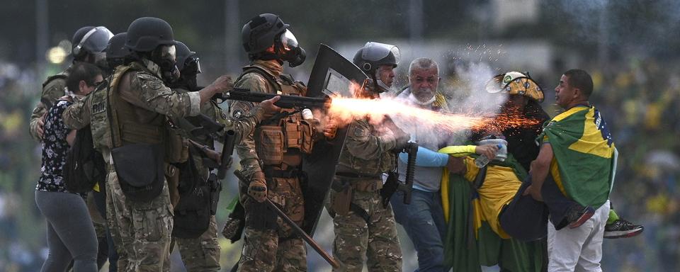 Confrontation entre forces de l'ordre et manifestants à Brasilia. [Keystone - Andre Borges]