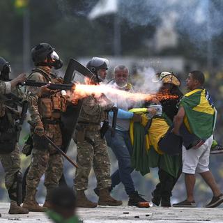Confrontation entre forces de l'ordre et manifestants à Brasilia. [Keystone - Andre Borges]