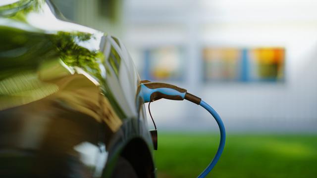 LʹOffice fédéral de lʹénergie (OFEN) a publié en avril 2023 un nouveau rapport sur le cycle de vie des batteries de voitures électriques. [Depositphotos - nrqemi]