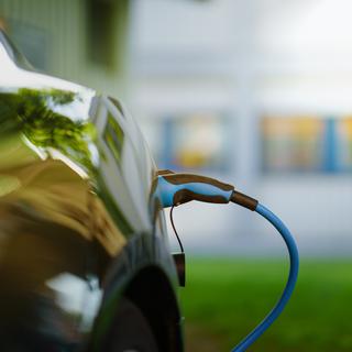 LʹOffice fédéral de lʹénergie (OFEN) a publié en avril 2023 un nouveau rapport sur le cycle de vie des batteries de voitures électriques. [Depositphotos - nrqemi]