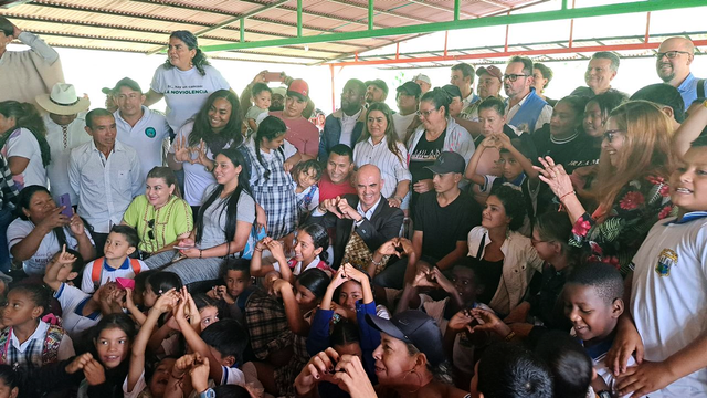 Alain Berset a visité un village de réinsertion d'anciens combattants et combattantes des Farc en Colombie. [RTS - Anouk Henry]