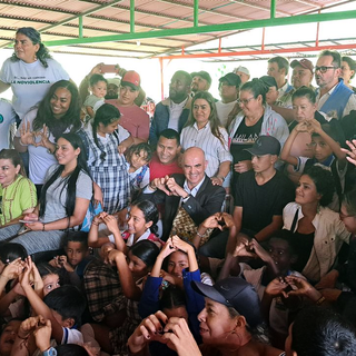 Alain Berset a visité un village de réinsertion d'anciens combattants et combattantes des Farc en Colombie. [RTS - Anouk Henry]