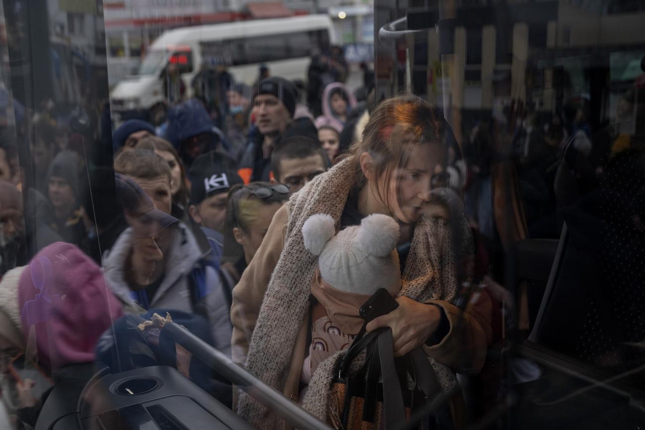Un bus quitte Kiev le 24 février 2022. [Keystone/AP - Emilio Morenatti]