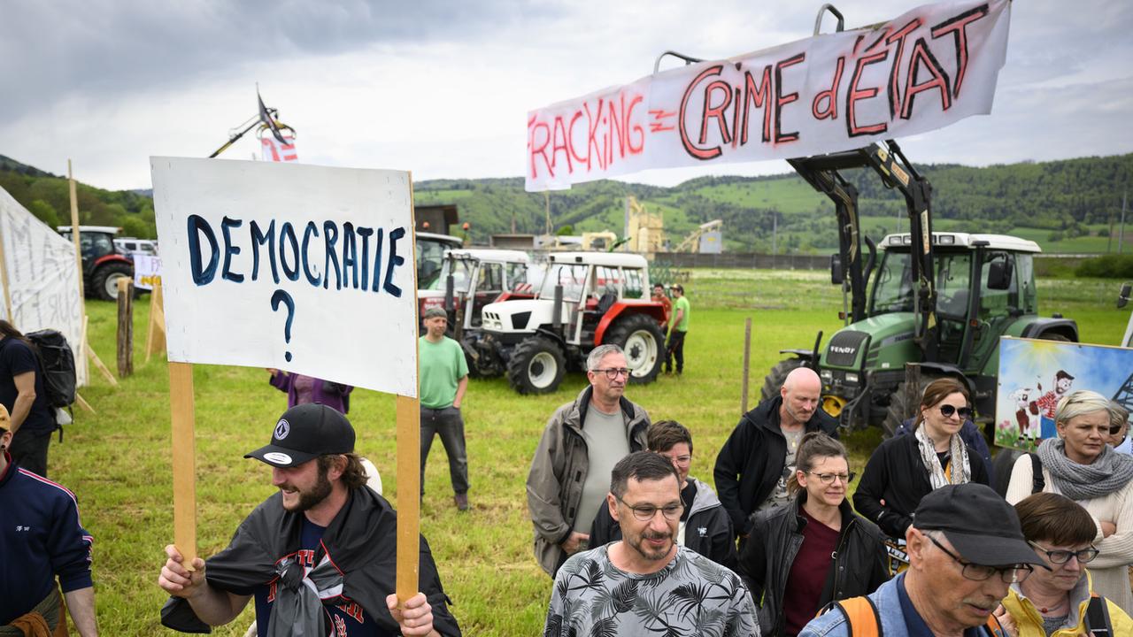 Dans le Jura, des manifestations ont eu lieu contre le projet de géothermie profonde le 7 mai 2023. [Keystone - Laurent Gillieron]