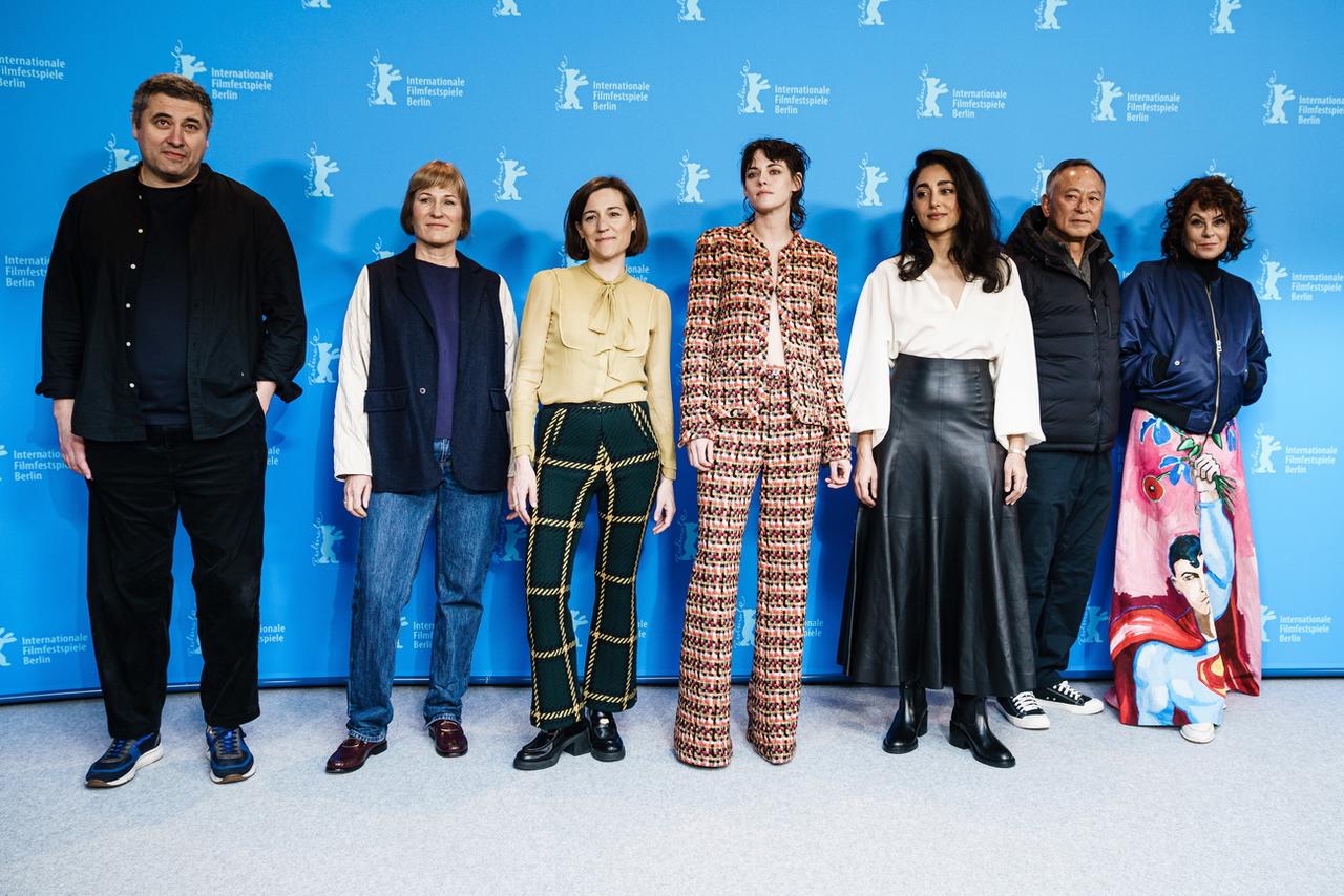 Les membres du jury de la Berlinale 2023. De gauche à droite: Radu Jude, Valeska Grisebach, Carlo Simon, Kristen Stewart (présidente), Golshifteh Farahani, Johnnie To et Francine Maisler. [EPA/Keystone - Clemens Bilan]