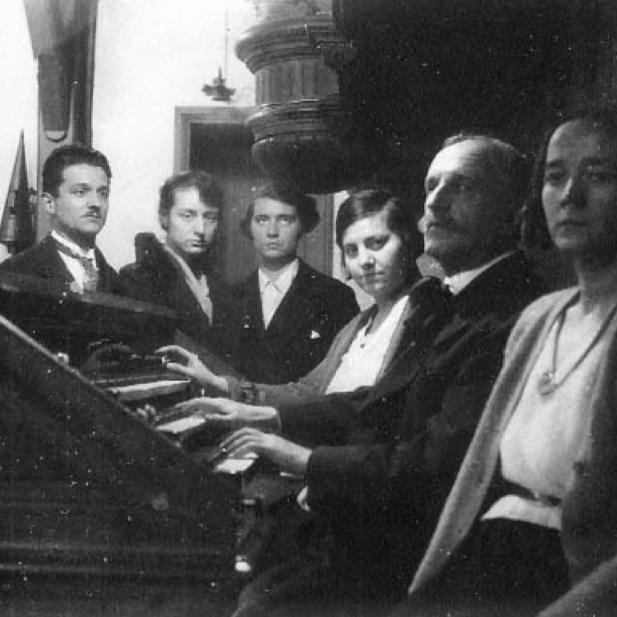 Louis Vierne et ses élèves à la Schola Cantorum, 1930. [Wikicommons / CC-BY-SA-4.0 - Veritatis12]