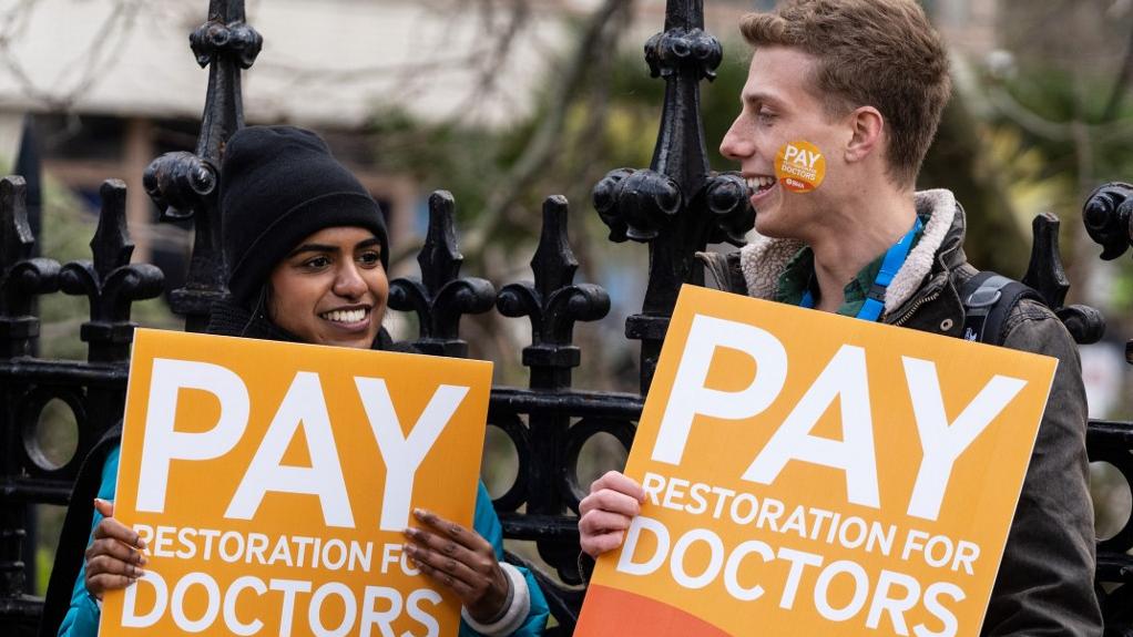 Des milliers de médecins en grève dans les hôpitaux britanniques en mars 2023. [AFP - Niklas HALLE'N]