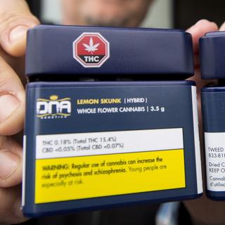 Deux paquets de canabis canadien légal, le 17 octobre 2018. [Keystone - (Jonathan Hayward/The Canadian Press via AP)]