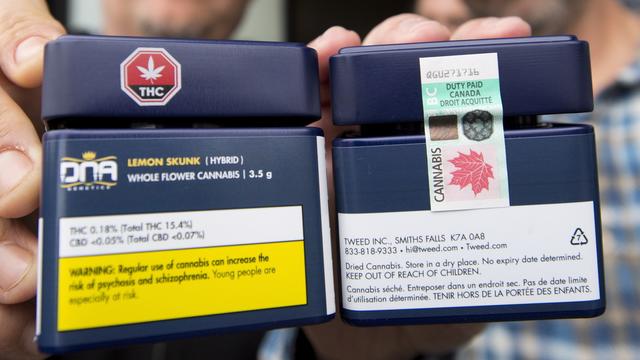 Deux paquets de canabis canadien légal, le 17 octobre 2018. [Keystone - (Jonathan Hayward/The Canadian Press via AP)]