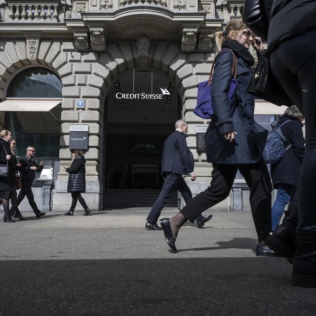 Les gens passent devant le bâtiment principal de Credit Suisse à Zurich, le 16 mars 2023. [Keystone - Ennio Leanza]