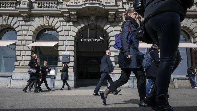 Les gens passent devant le bâtiment principal de Credit Suisse à Zurich, le 16 mars 2023. [Keystone - Ennio Leanza]