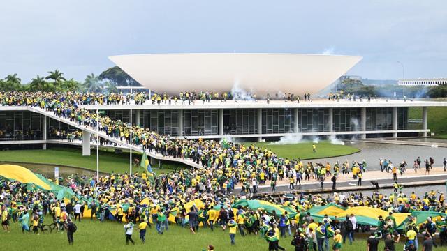 Au Brésil, des partisans de l'ex-président Jair Bolsonaro prennent d'assaut l'enceinte du Congrès le 8 janvier 2023 dans la capitale Brasilia, une semaine après l'investiture du président Luis Inácio Lula da Silva. [AFP - EVARISTO SA]
