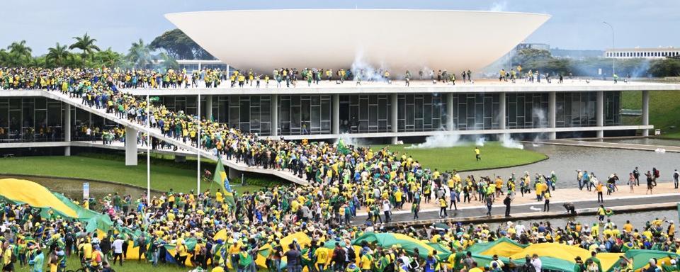 Au Brésil, des partisans de l'ex-président Jair Bolsonaro prennent d'assaut l'enceinte du Congrès le 8 janvier 2023 dans la capitale Brasilia, une semaine après l'investiture du président Luis Inácio Lula da Silva. [AFP - EVARISTO SA]